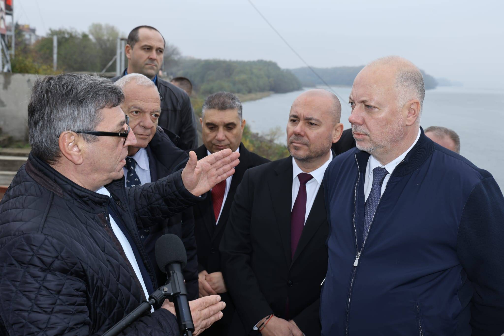 Премиерът Росен Желязков, докато заедно с кмета на Община Тутракан д-р Димитър Стефанов и посланика на България в Румъния Радко Влайков 